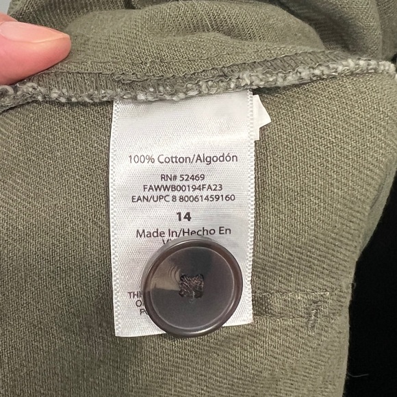 Women's Olive Barrel-Leg Cropped Cargo Pants - Picture 5 of 7